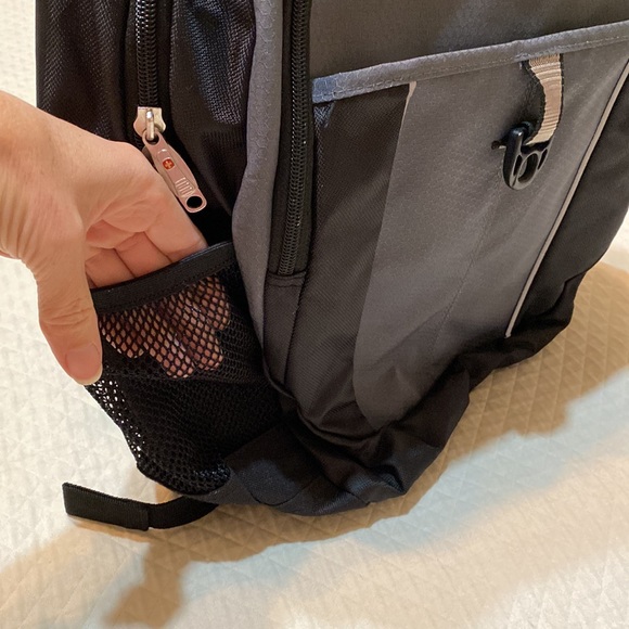 Swiss Gear Backpack in gray & black - Picture 9 of 16